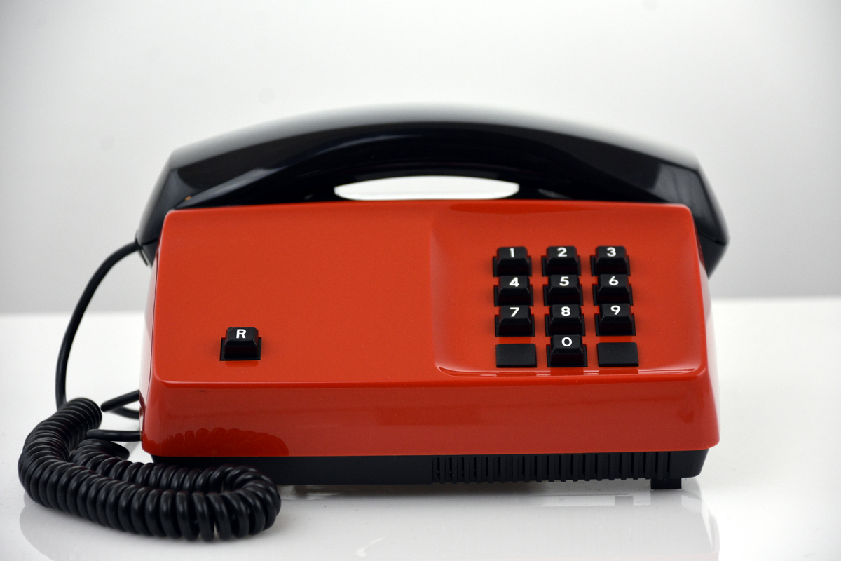 Telefonapparat Diavox, tillverkad år 1981, för AT-system, huvudapparat, anknytningsapparat till abonnentväxel och sidoapparat. Bordsmodell av plast med röd kåpa, svart mikrotelefon, knappsats med tio knappar för impulsval, R-knapp för aktivering av tilläggstjänster under pågående samtal, högohmig reglerbar ringklocka, elektretmikrofon och elektronisk talkrets med automatisk dämpningskompensering.