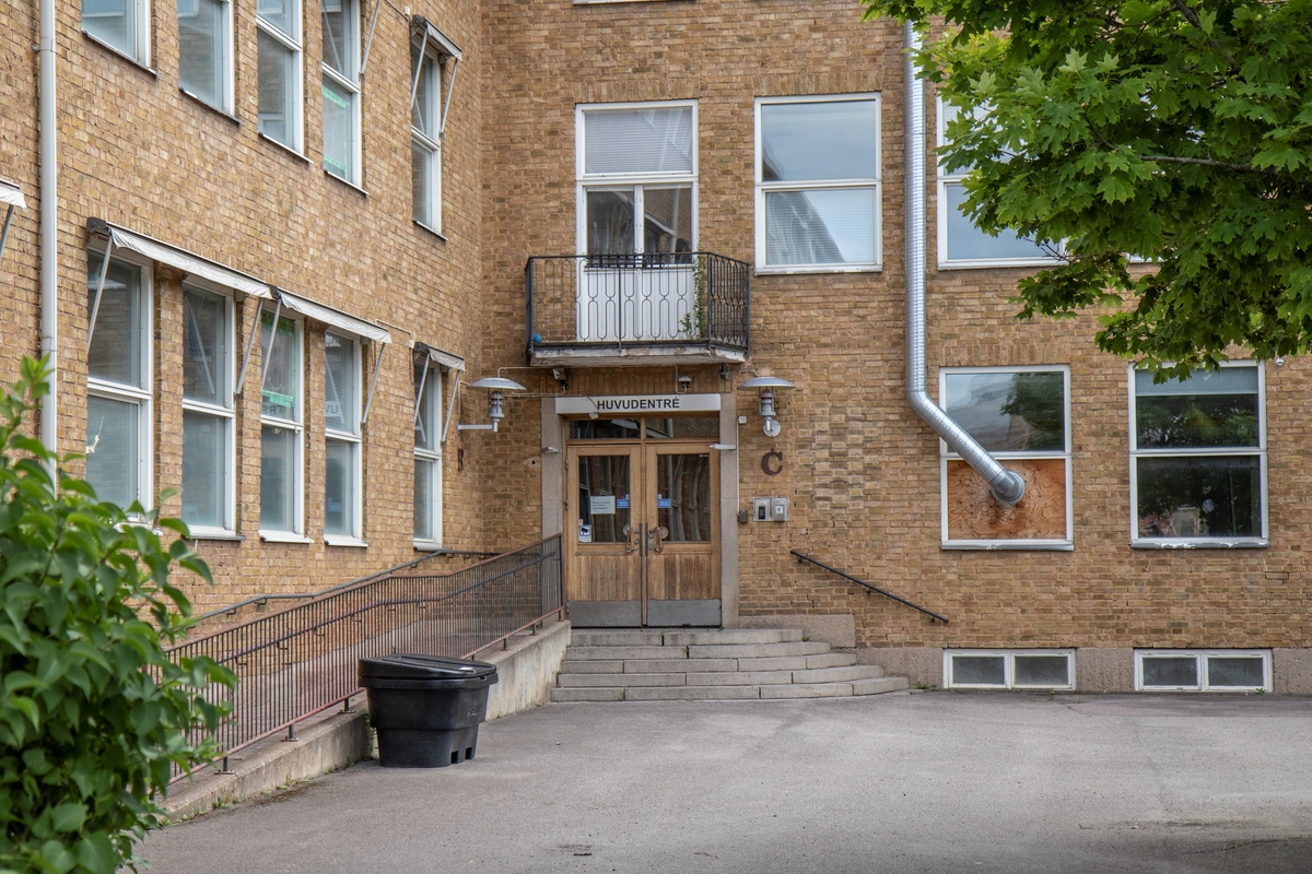Entrén till Kungsbergsskolan - Bild Linköping / DigitaltMuseum