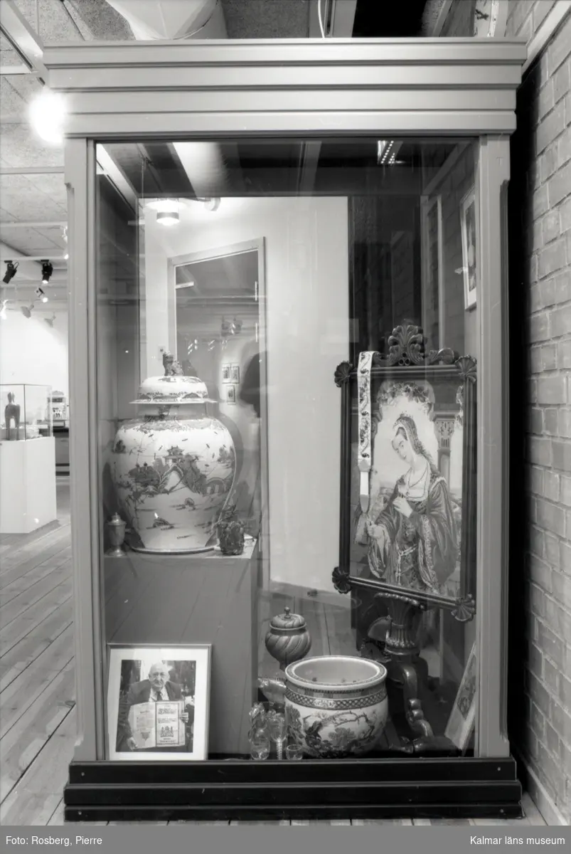 Utställningen Hilmer Jeanssons samling , 16/2 1999 Kalmar läns museum, våning 2 egen produktion. Monter, tavlor, urnor med mera.