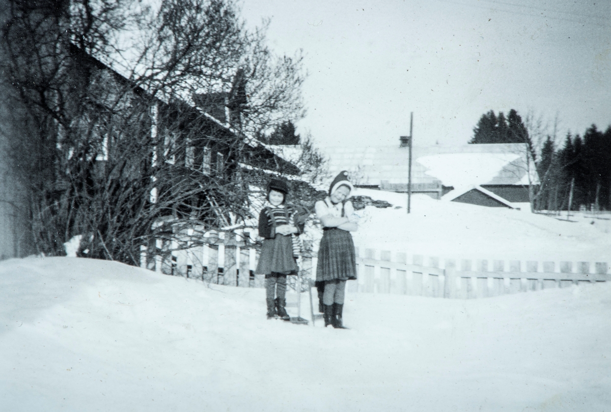 Øvre Tomter (60/1). Vinter på Øvre Tomter ca. 1958. med Ragnhild Prestrud og Solveig Hagen. Familien til Solveig bodde i drengestubygningen.