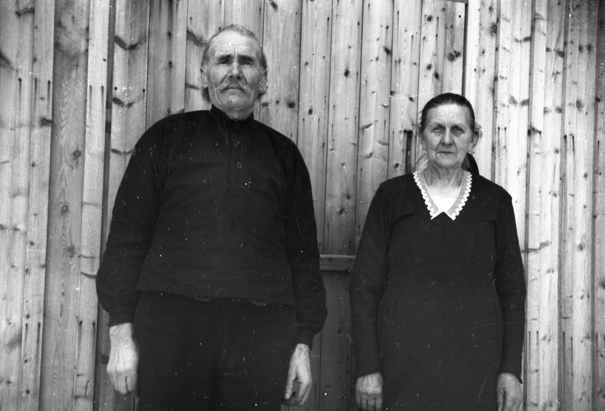 Et eldre par, mann og kvinne.
Skrevet på konvplutt: Sønsthagen, Lunde, Osen.