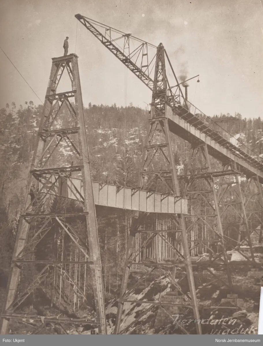 Tjerndalen viadukt på Bratsbergbanen under bygging. Bærevegg heises opp