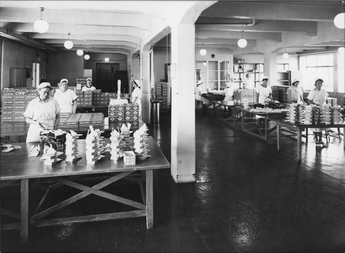 Interiör från Ahlgrens Tekniska Fabrik på Brynäs, Gävle, 1946. Vägning och handpackning av av ACO-Mint.