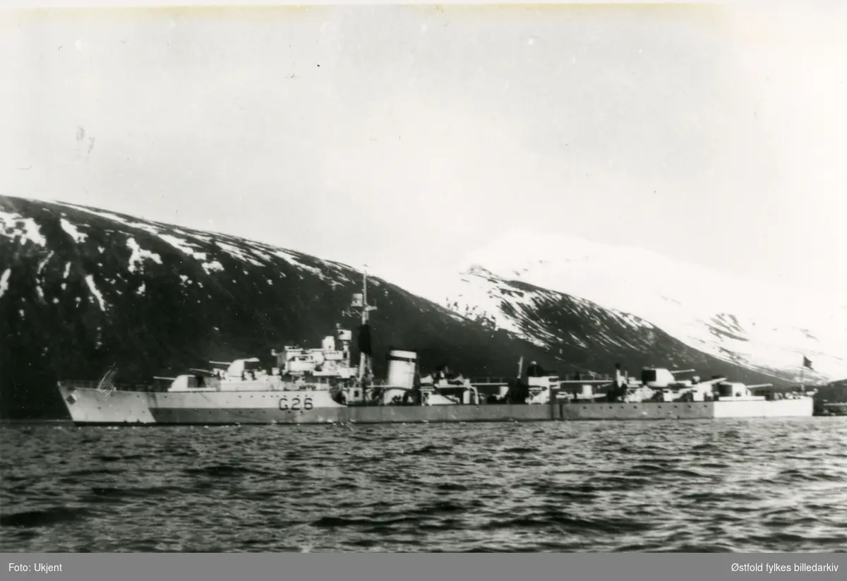 MS Stord flåtejager ved ankomst i Tromsø havn 16. mai 1945. 
På skipssiden  står det G26.