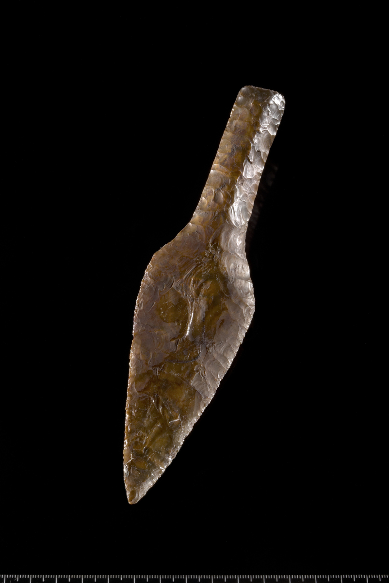 Dolk av brun flint av formen Müller, Ordning, Stenalderen, 165. 20,5 cm. l. 