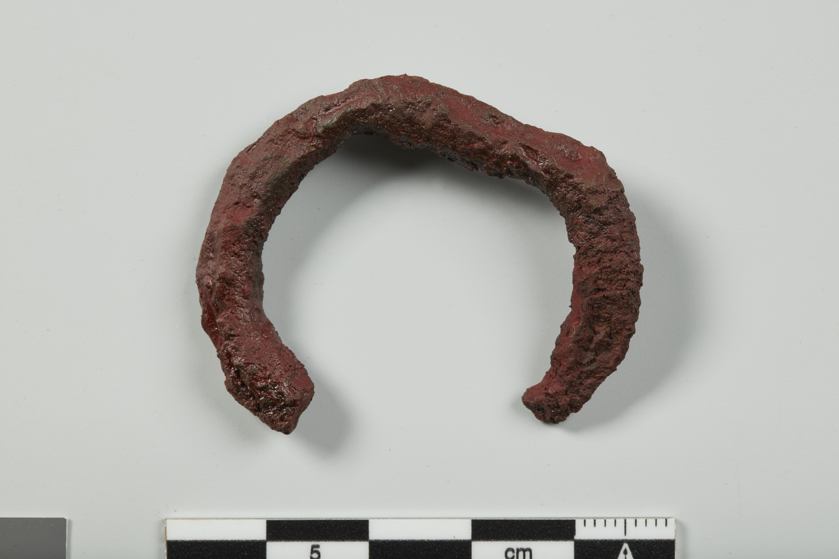 Fragment av jernring, 4,8 cm st.tverrmål. Vekt: 8,4 g.