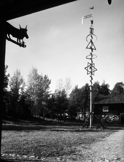 Majstång på Vallby friluftsmuseum i Västerås.
