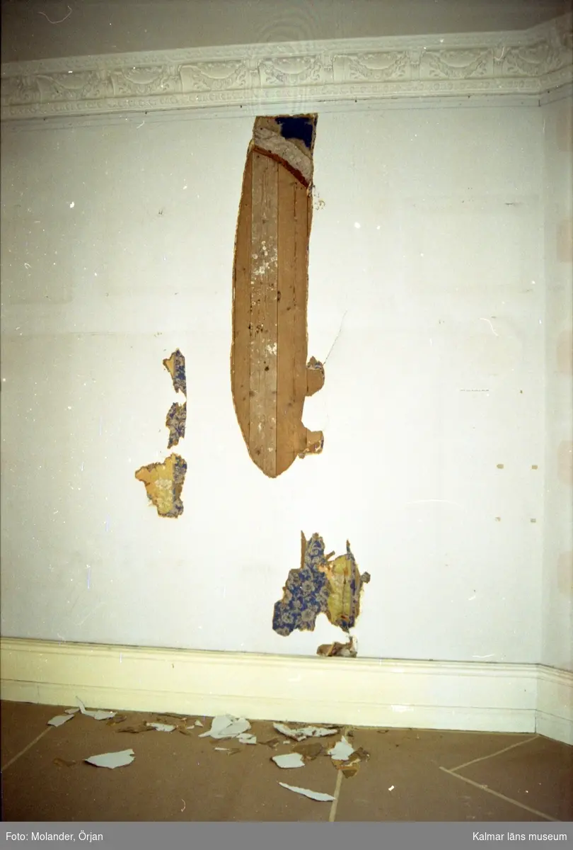 Besiktning inför renovering av Sjöfartsmuseets lokaler. Hörnrummet med spår av äldre tapeter och igensatt fönster under spännpappen.