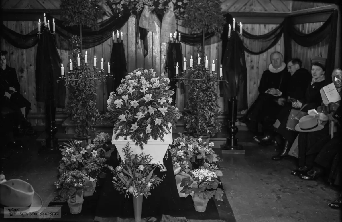 Begravelse fra gravkapellet på Nedre kirkegård.
