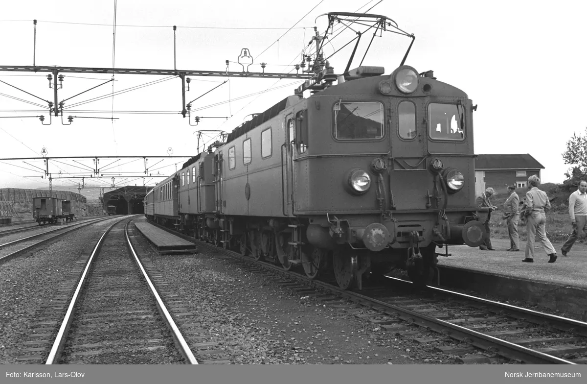 To SJ elektriske lokomotiver type Da, nr. 911 fremst, med ekstratog til Gävle på Bjørnfjell stasjon
