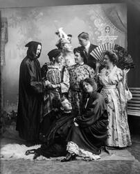 Gruppe med karnevalkledde personer i 1911, antatt fra Moss.