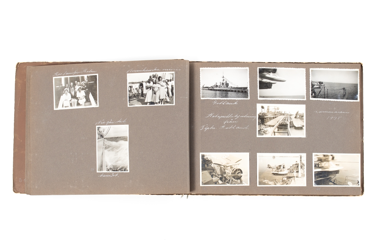 Fotoalbumet upprättades av givarens far Seth Guthammar åren 1934-1937. Den innehåller bilder från övningsfartygets af Chapmans långresa år 1934, tjänst på flygplanskryssaren Gotland och vykort från örlogsbesök i London.