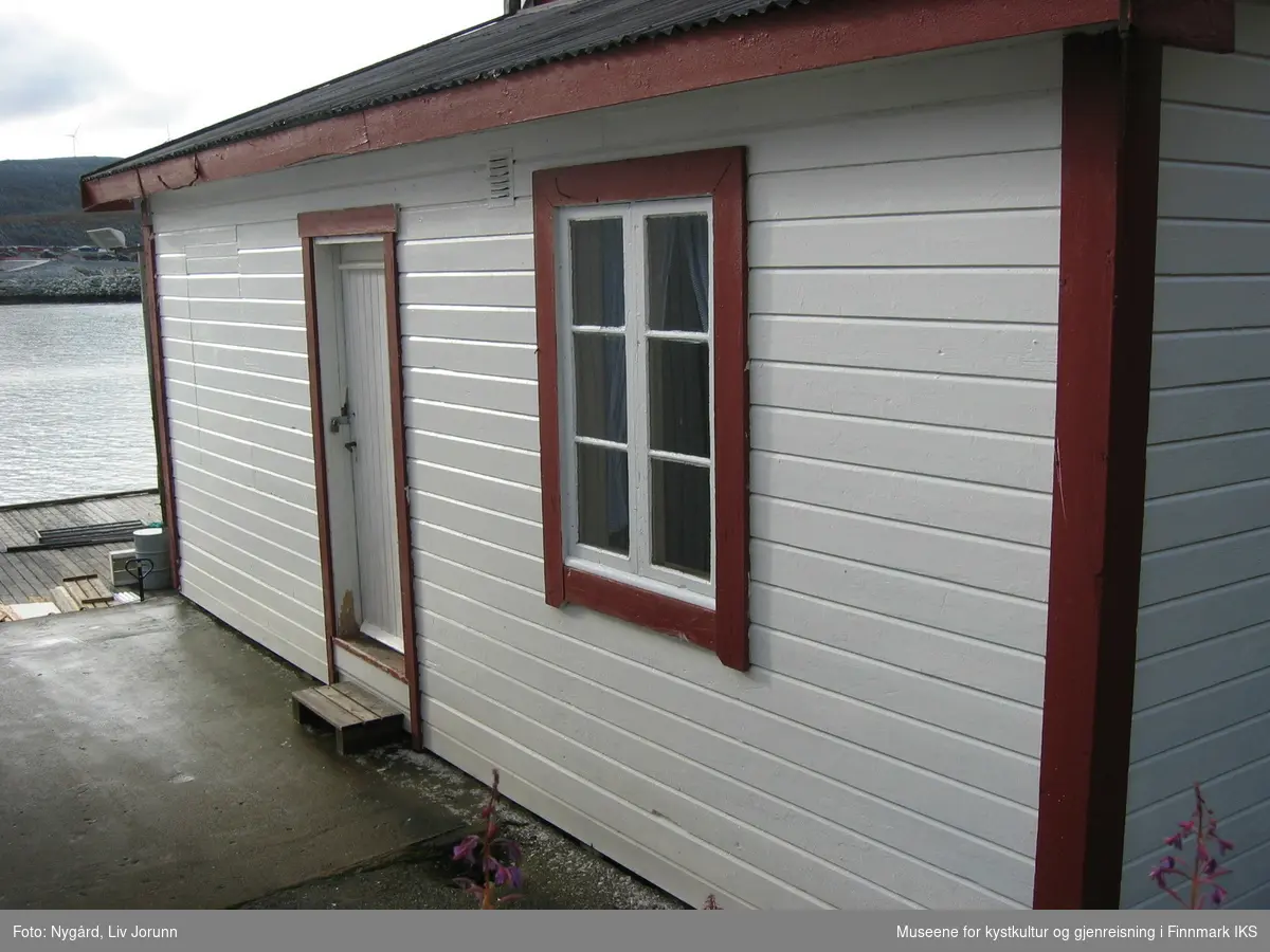 Gjenreist 1946-47. Kontorbrakka inneholder ekspedisjonskontor, gang, venterom/kafferom og beboelsesrom for sesongarbeidere. Kaldloft/kryploft.