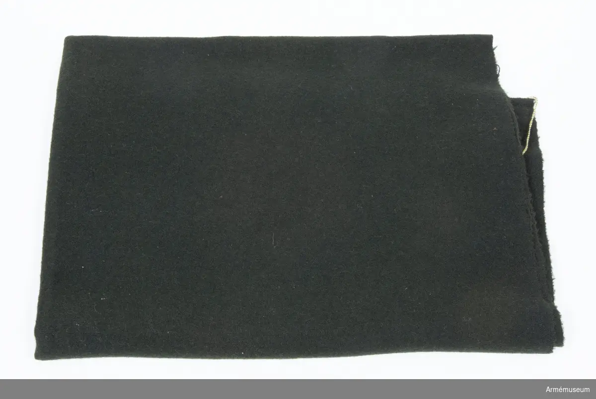 Kommisskläde tillverkat av JH Offermann i Brünn. Enligt tillverkarens etikett kallad "Manteltüch". 1 bit jägargrön färg, 1 bit mörkblå-grå färg.
