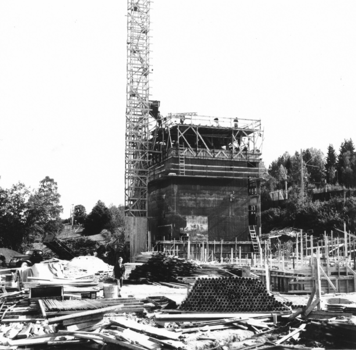 20 bilde frå støypinga av kornsiloen på Bø mølle.  Bruk av glideforskaling.  Bø mølle vart bygd i 1952-53.