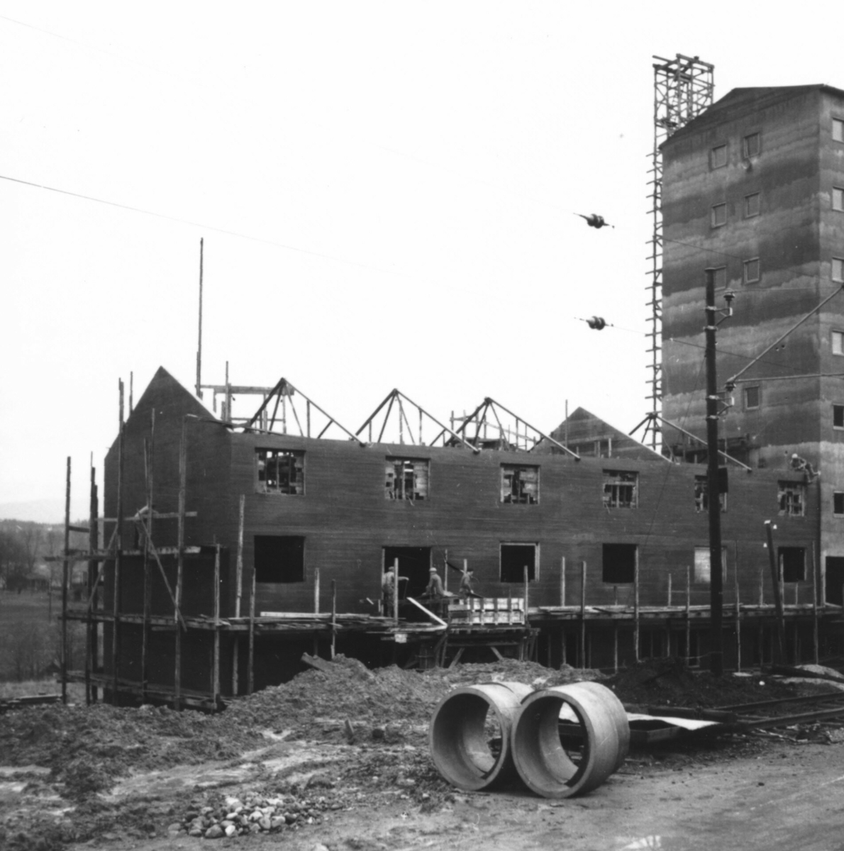 12 bilde frå bygginga av Bø mølle 1952-53.  Bygging av "lågbygget."  Først vart kornsiloen bygd, så dette bygget.  