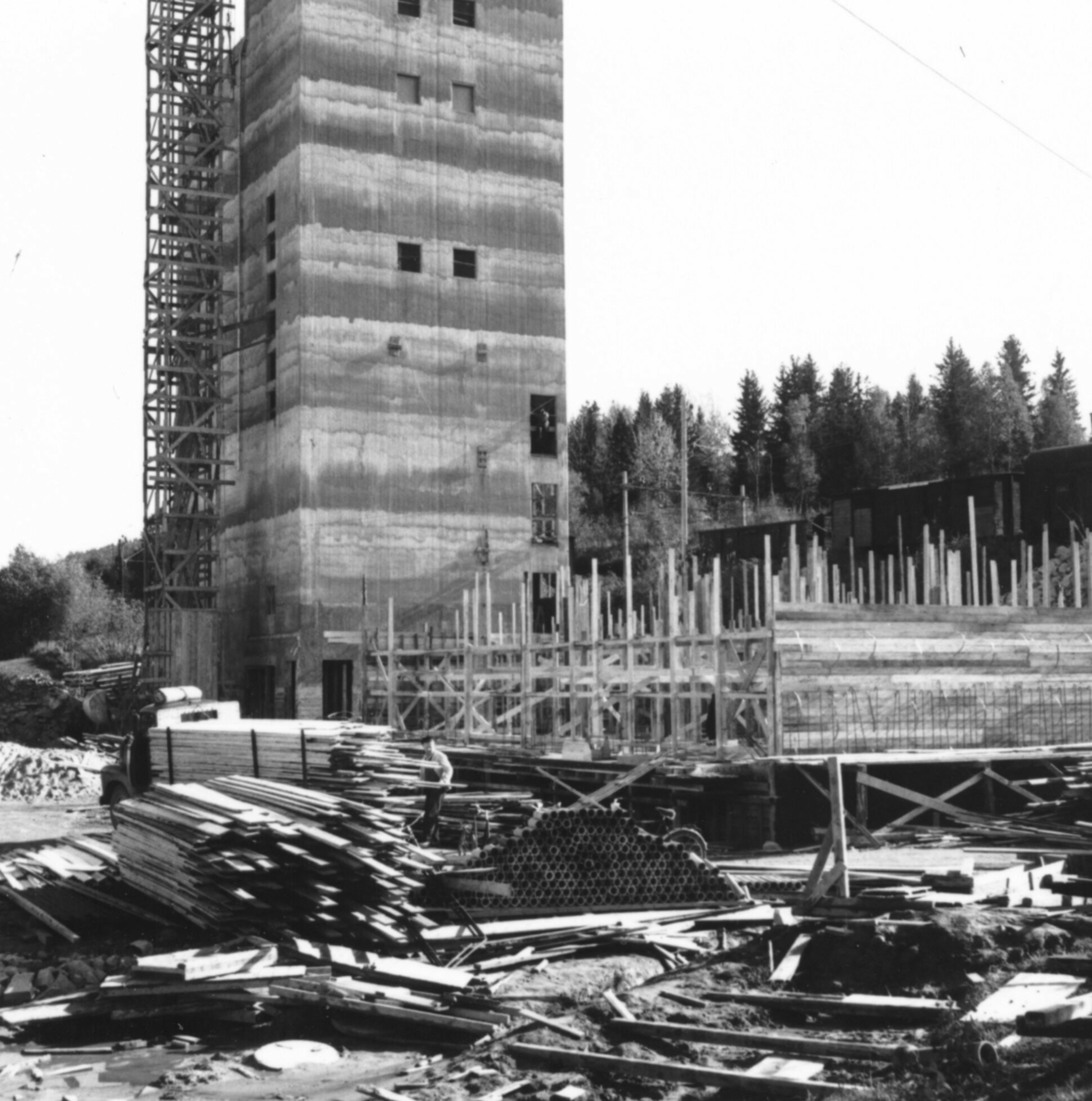20 bilde frå støypinga av kornsiloen på Bø mølle.  Bruk av glideforskaling.  Bø mølle vart bygd i 1952-53.