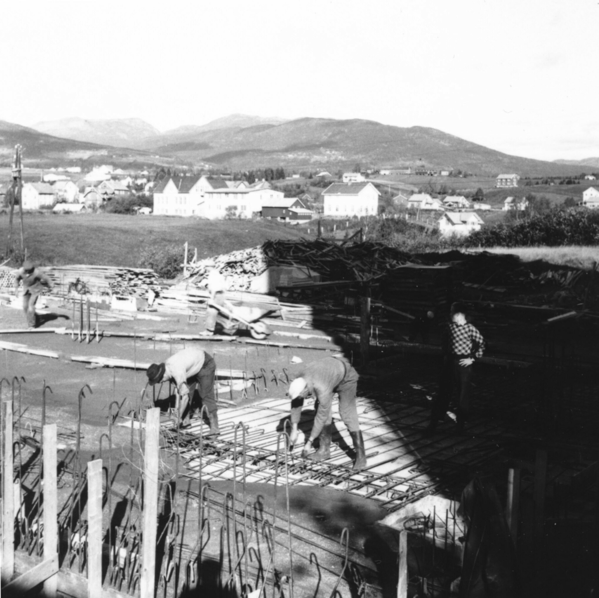 21 ulike bilde av arbeidere under bygginga av Bø mølle i 1952-53
