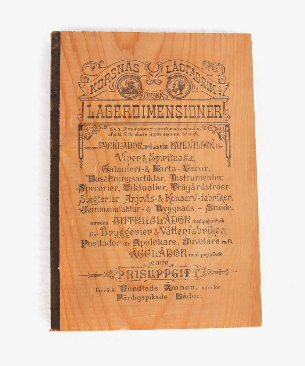 Priskurant och lagerdimension för Korsnäs lådfabrik.Tillverkad i form av bok av hyvlade bräder med påtryckt text.