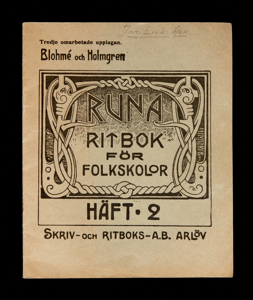Tre stycken häften, RUNA Ritbok för folkskolor. Skriv - och Ritboks - AB Arlöv. Tredje omarbetade upplagan. Blohmé och Holmgren.

HÄFT A, HÄFT B, HÄFT 2.

Kindergarten.