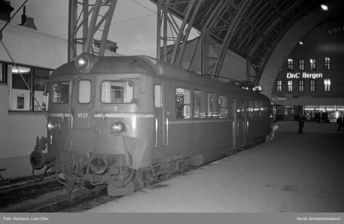 Elektrisk motorvogn BM 65 27 i stasjonshallen på Bergen stasjon - Norsk ...