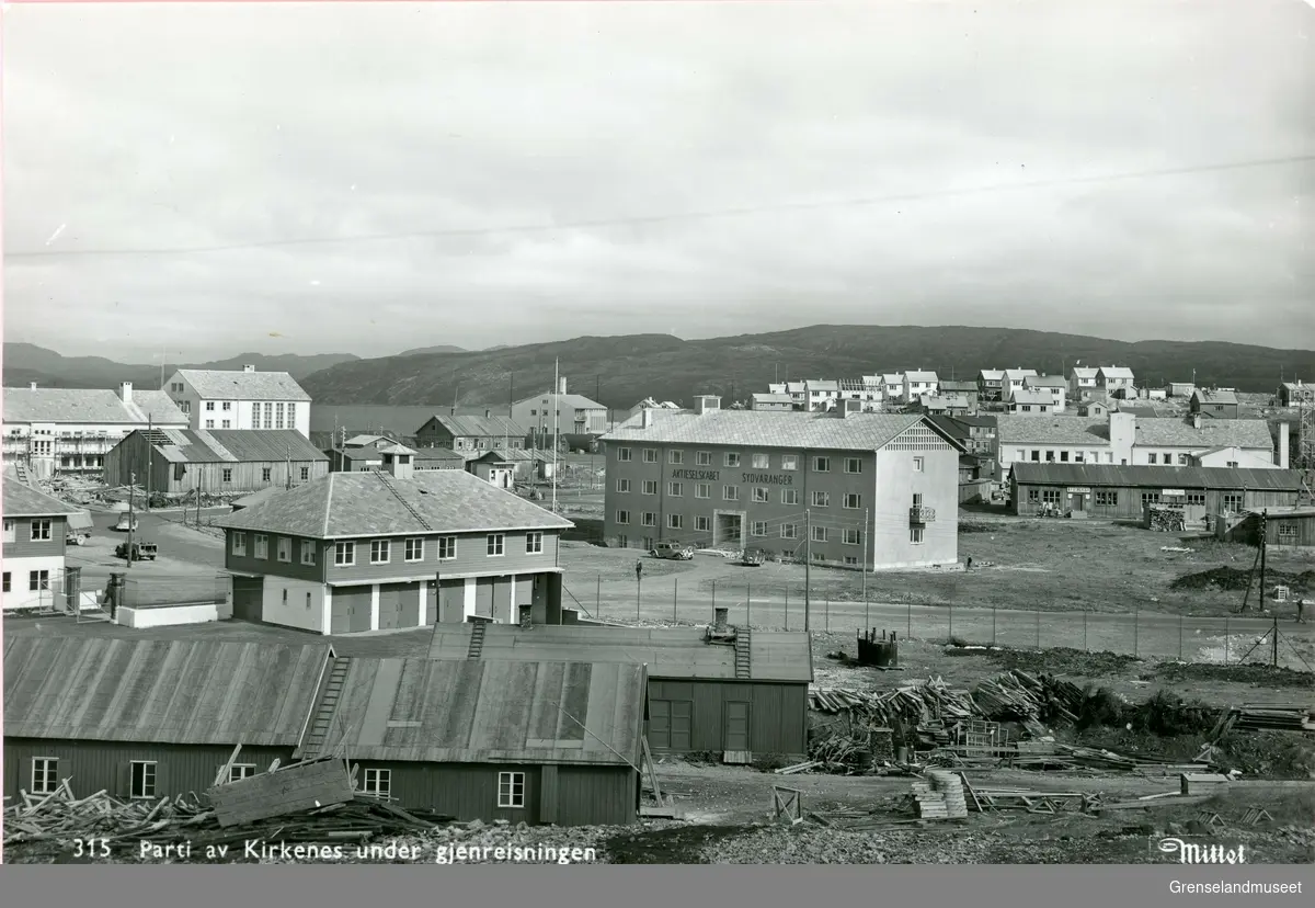 Kirkenes under gjenoppbyggingen rundt år 1950. Her vises det nye administrasjonsbygget til A/S Sydvaranger.  