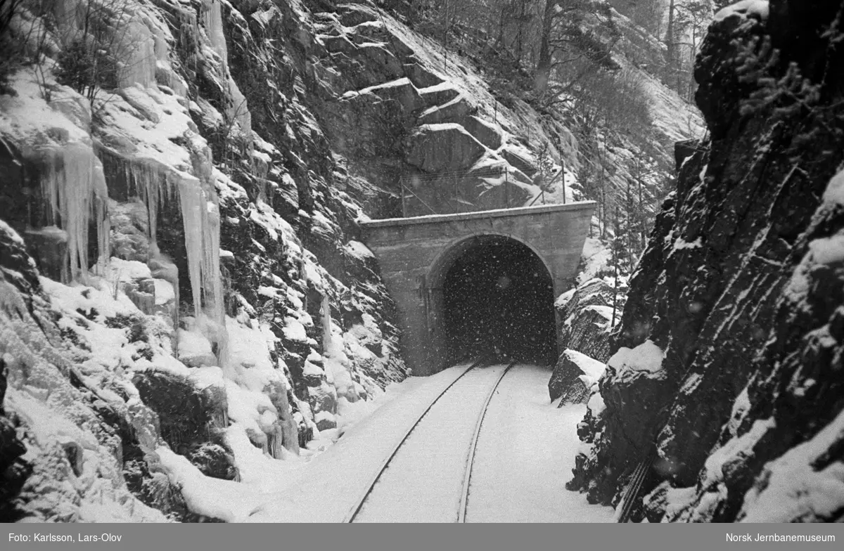 Vestre portal ved Rastadlia III tunnel (Sverrestigen tunnel) mellom Voss og Urdland stasjoner på Bergensbanen