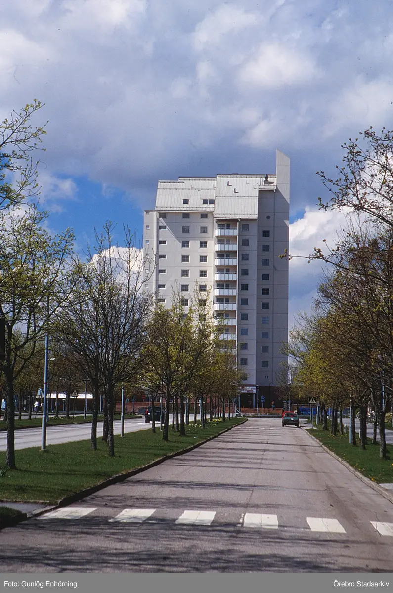 Höghus i Vivalla centrum, 1997 - Örebro Stadsarkiv / DigitaltMuseum