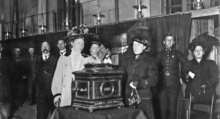 Kvinne som avlegger stemme for første gang ved valget i 1910. Foto: Oslo Museum.
