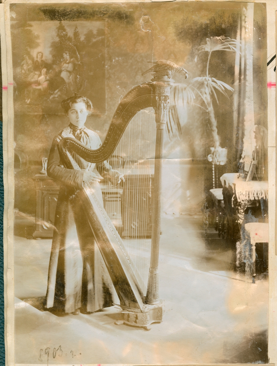 Motivet viser Florentine Rostin som spiller på en harpe.