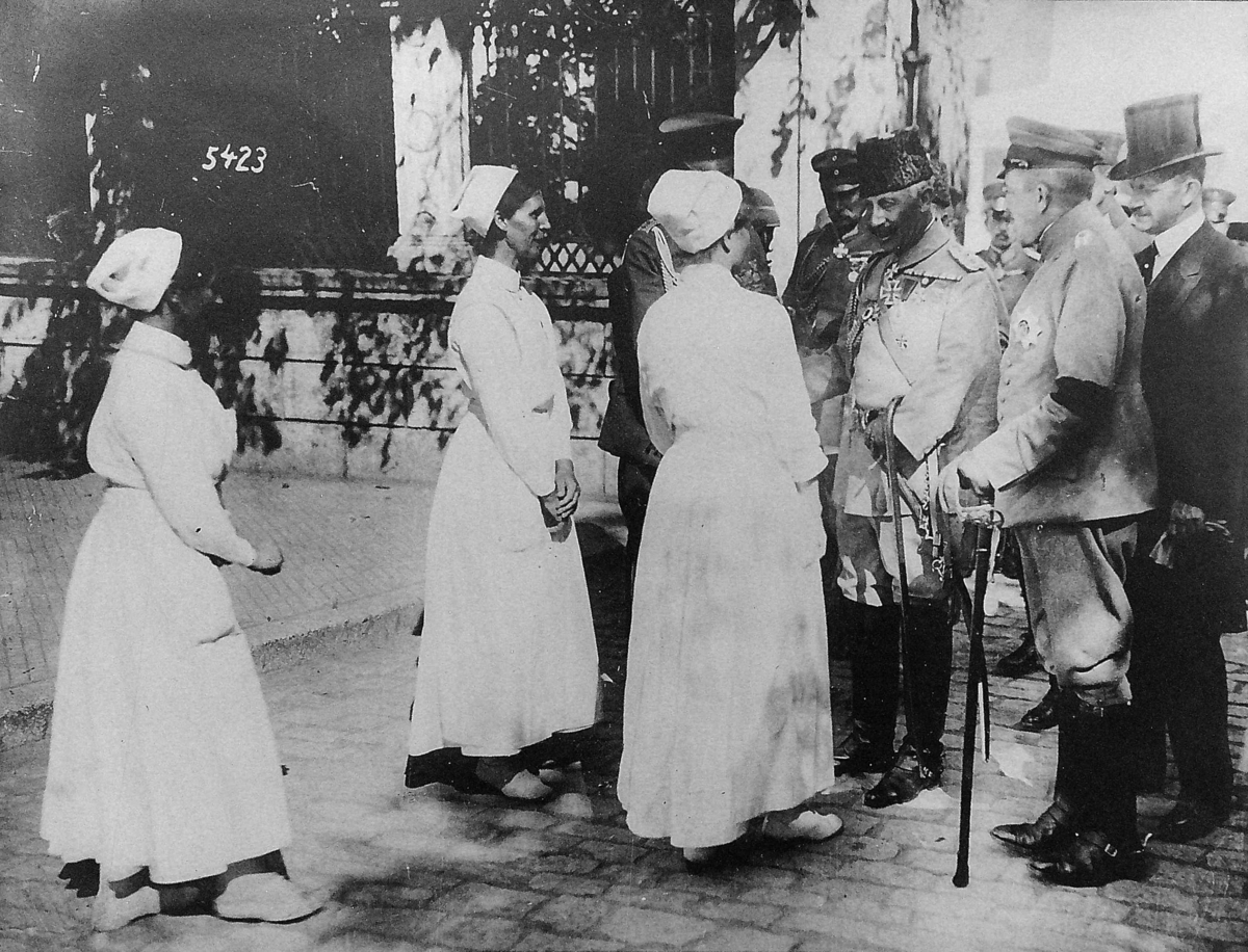 Kejsar Wilhelms besök i Konstantinopel: Kejsaren samtalar med tyska sjuksköterskor vid Hagia-Sofiamoskén.
