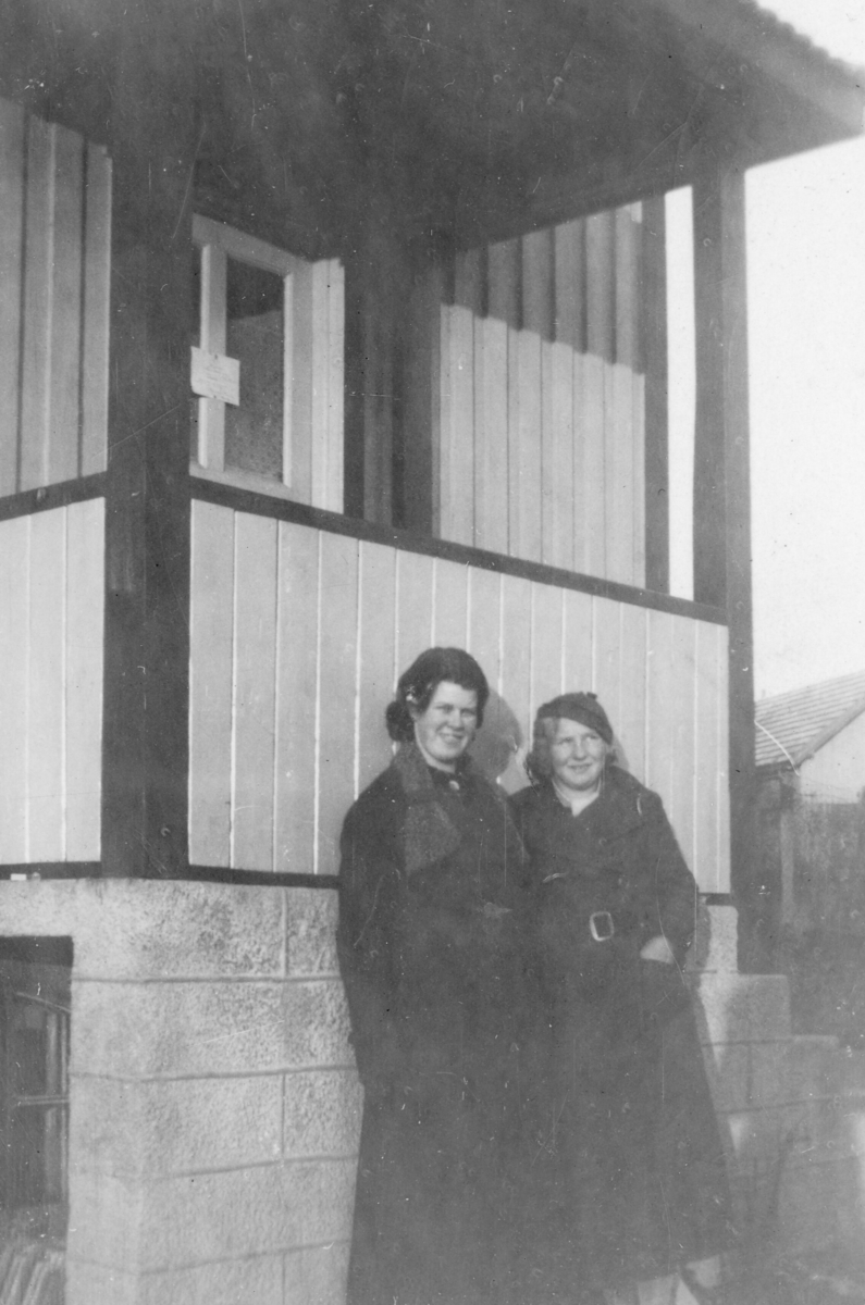 Ragnhild Sørumshaugen og Tone Torstveit framfor ein veranda.