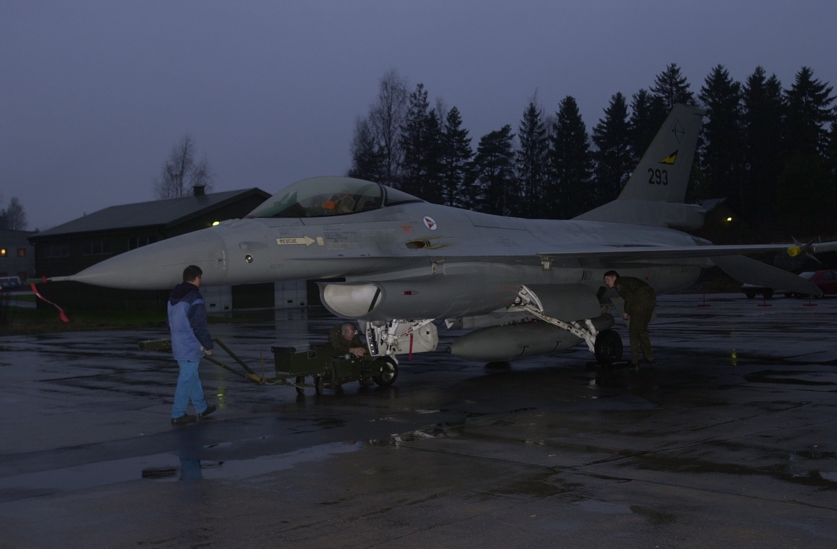 Rygge. F-16 flyvedlikehold 30. november 2000.