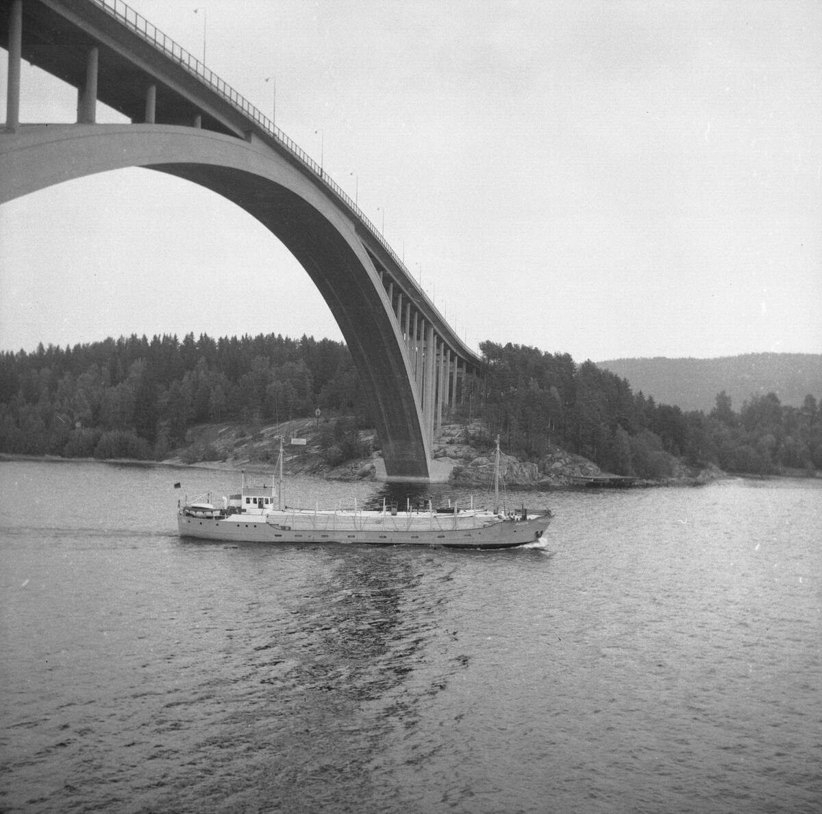 Fartyget Rugen vid Sandöbron


