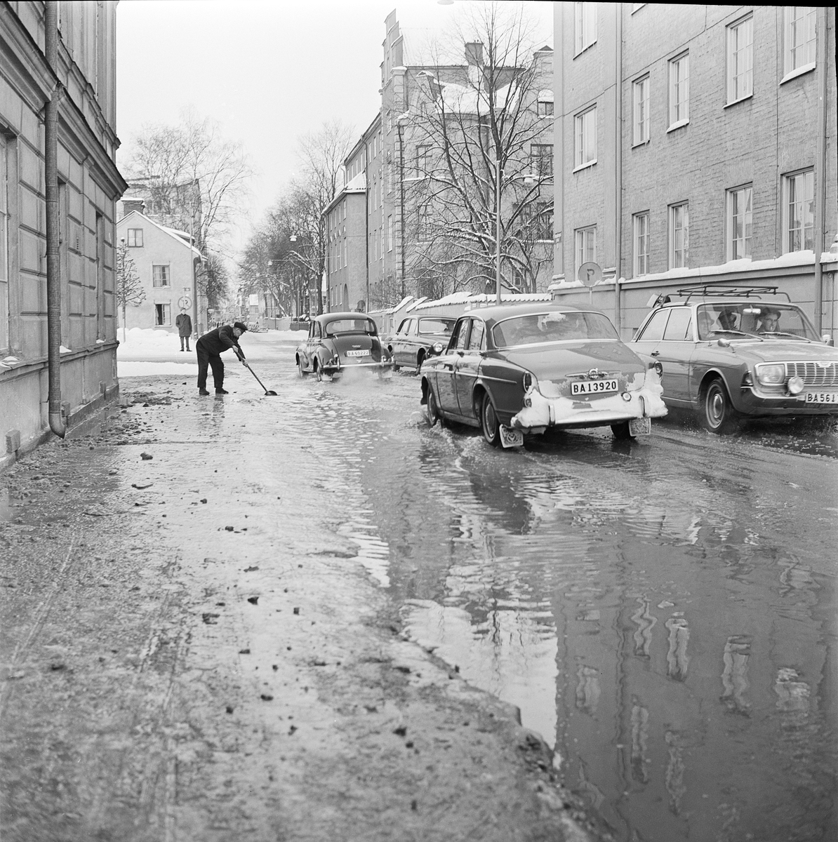 Bilar kör i vatten på Dragarbrunnsgatan, Uppsala 1966
