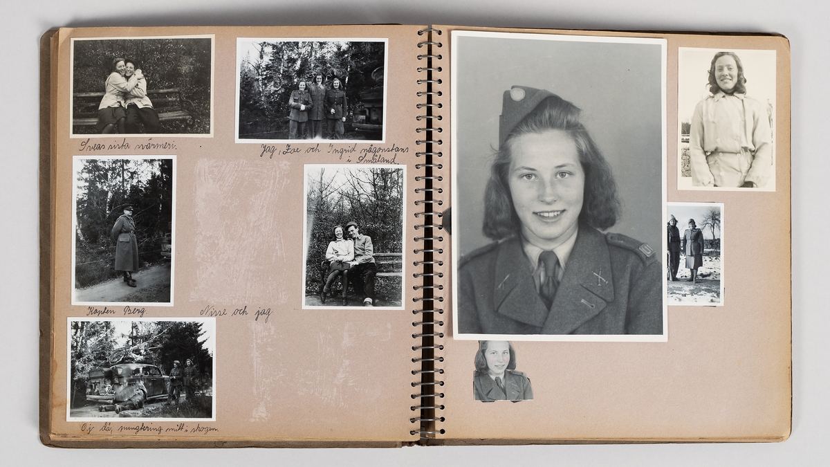 Fotoalbumet upprättades av Birgitt Elghed som var dotter till högbåtsman Josef Elghed. Albumet innehåller en blandning av privata bilder med bilder från tjänstgöring som marinlotta under beredskapstiden.