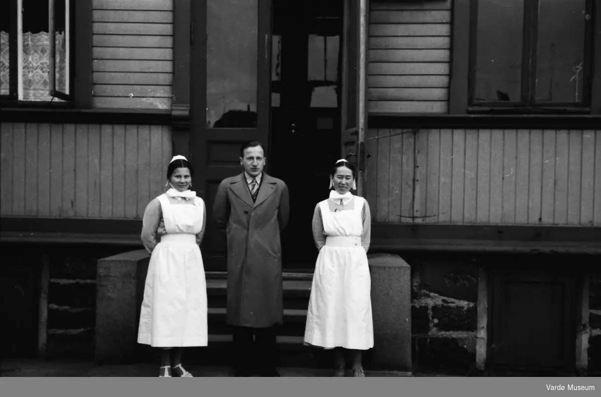 Viktor Segalstad og to kvinnelige sykepleiere utenfor Vardø sykehus. Kvinnenes navn er ikke kjent