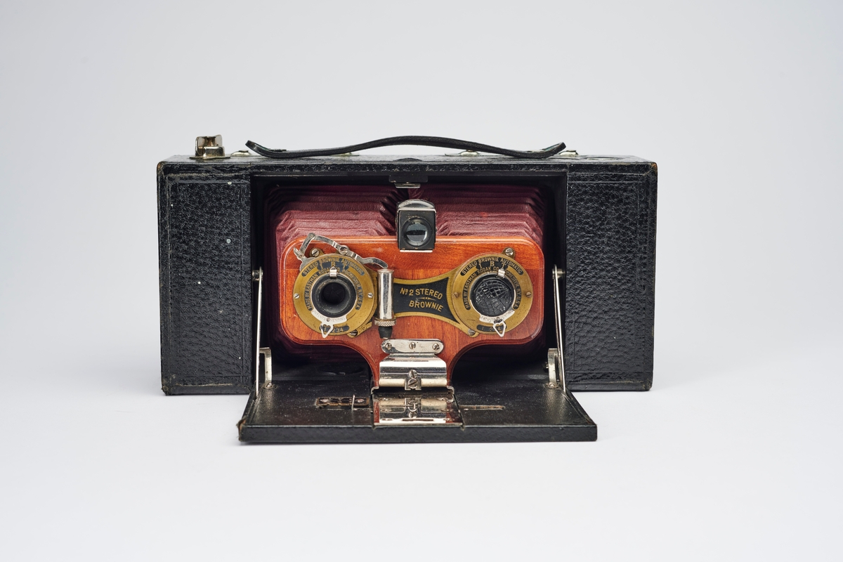 No2 Stereo Brownie, produsert av Kodak Eastman på tidlig 1900-tallet, er et relativt sjeldent kamera. 
Stereokameraene ga en svært populær form for bilder på slutten av 1800-tallet. Stereofotografi var med på å forme fotoindustrien. Folk ønsket å se mer av verden, og stereofotografiet gjorde det mulig å forestille seg at man var til stede i motivet, grunnet en optisk effekt som utnytter dybdesynet vårt. 
Et stereokamera har to objektiver med en avstand på litt over seks centimeter, omtrent samme avstand vi har mellom pupillene. En eksponering gir dermed to bilder av samme motiv. Når dette paret med fotografier blir montert, f.eks. på en papplate, og sett på gjennom en stereobetrakter, fremstår motivet som tredimensjonalt.