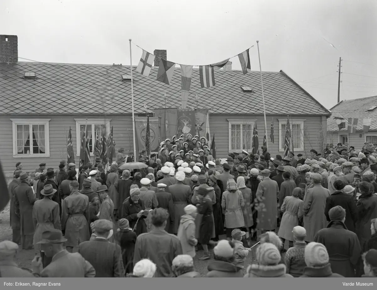 17. mai 1957. Vardø damekor synger for publikum foran kommandantboligen på Vardøhus festning