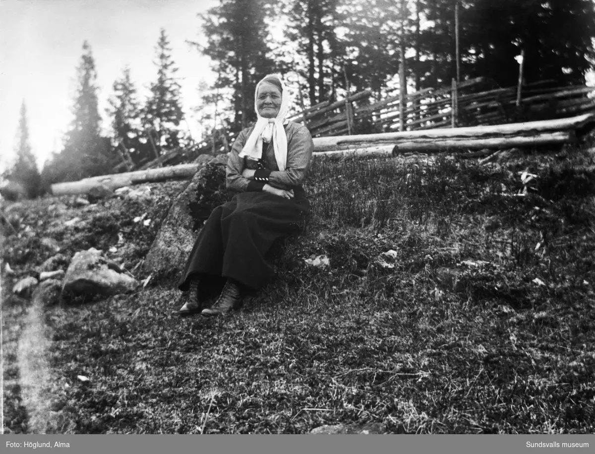 Kristina Nordlander, Tjärnberget, tar igen sig i en skogsbacke.