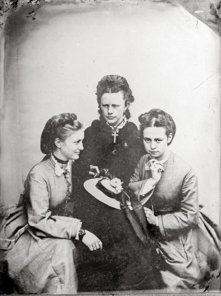 (Ane) Marie Hoel (1844–1921) mellom Valborg Magdalene Østgaard (1852-1894) datter av fogd Nicolai Ramm Østgaard og Anna Gunhilde Neergaard,  og Mathilde eller Lina Graff, datter av sakfører Graff. Bildet er tatt på Grundsetmarten den 9. mars 1871.