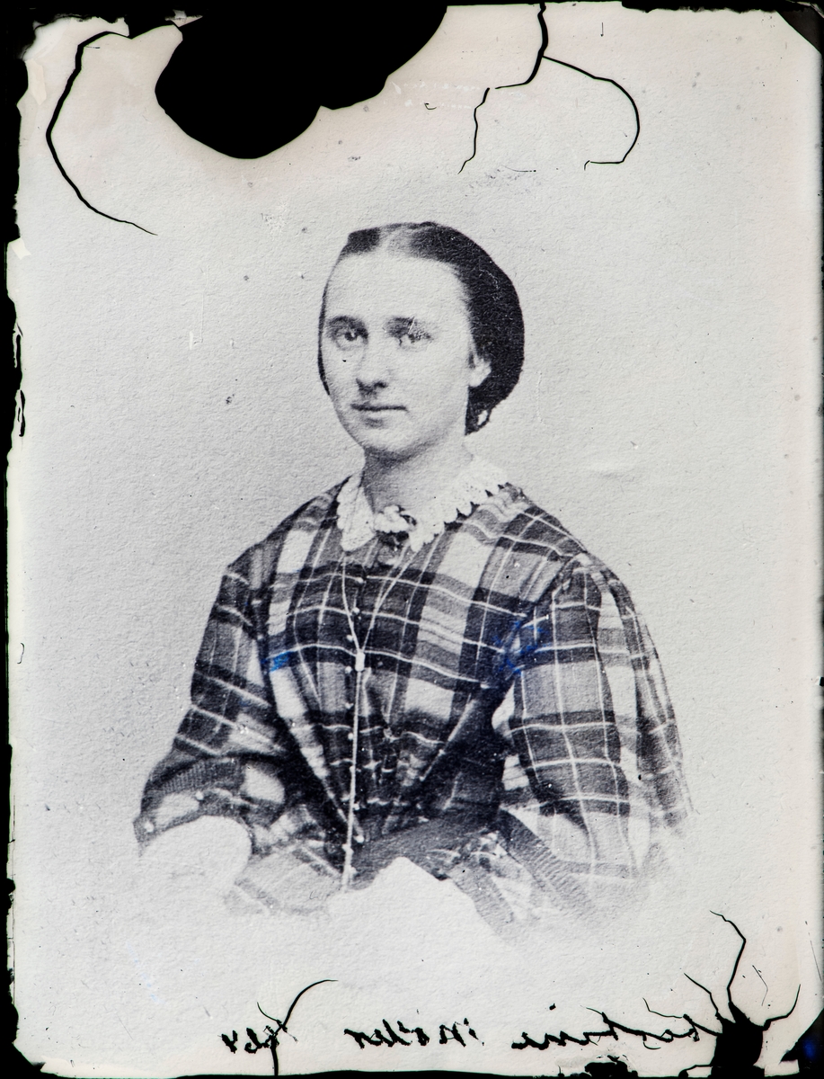 Portrett Albertine Møller (1842–1926). Bildet er antagelig tatt forlovelsesåret 1864?