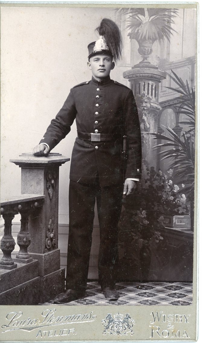 Kabinettsfotografi av en okänd ung man i militär uniform.