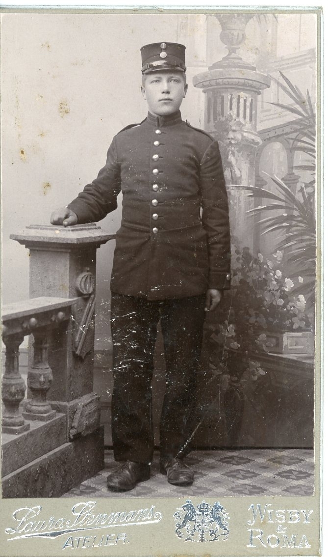 Kabinettsfotografi av en okänd ung man i militär uniform.
