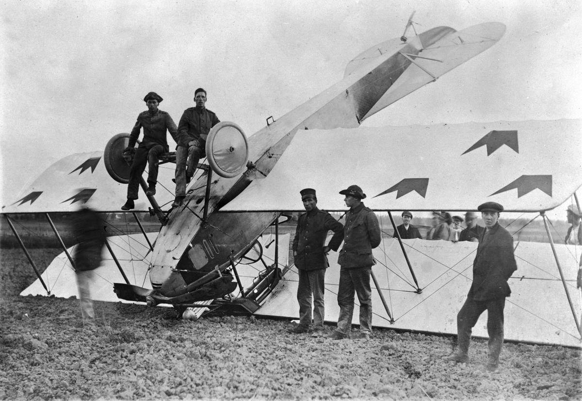 Militärer och civila har samlats vid ett havererat flygplan Albatros vid Malmtorpet, Flygkompaniet på Malmen, 1920-tal.