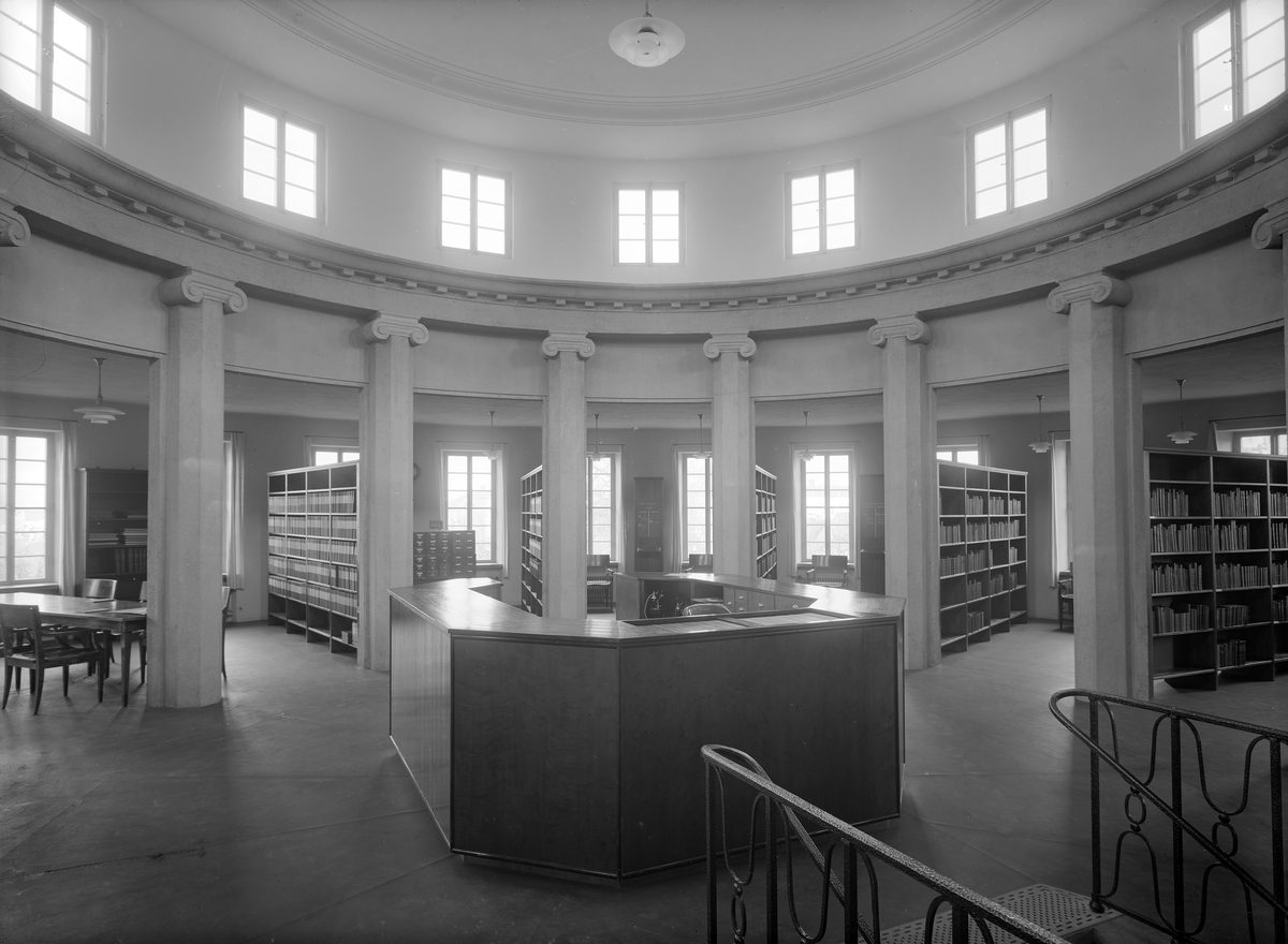 Interiör från den vid tiden nyligen invigda Rotundan. Den cirkelrunda byggnadskroppen uppfördes för att förena Linköpings stadsbibliotek med stadens Stifts- och landsbibliotek. Den nya biblioteksdelen kunde öppnas sommaren 1928, uppförd efter ritningar av arkitekt Erik Hahr.