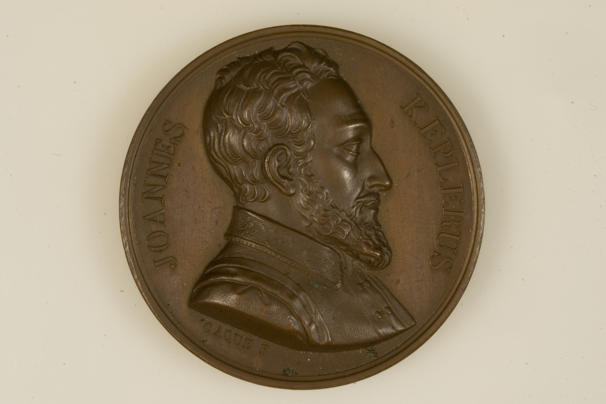 Motiv advers: Johannes Kepler, byste i profil mot høyre.

Motiv revers: Tekst.