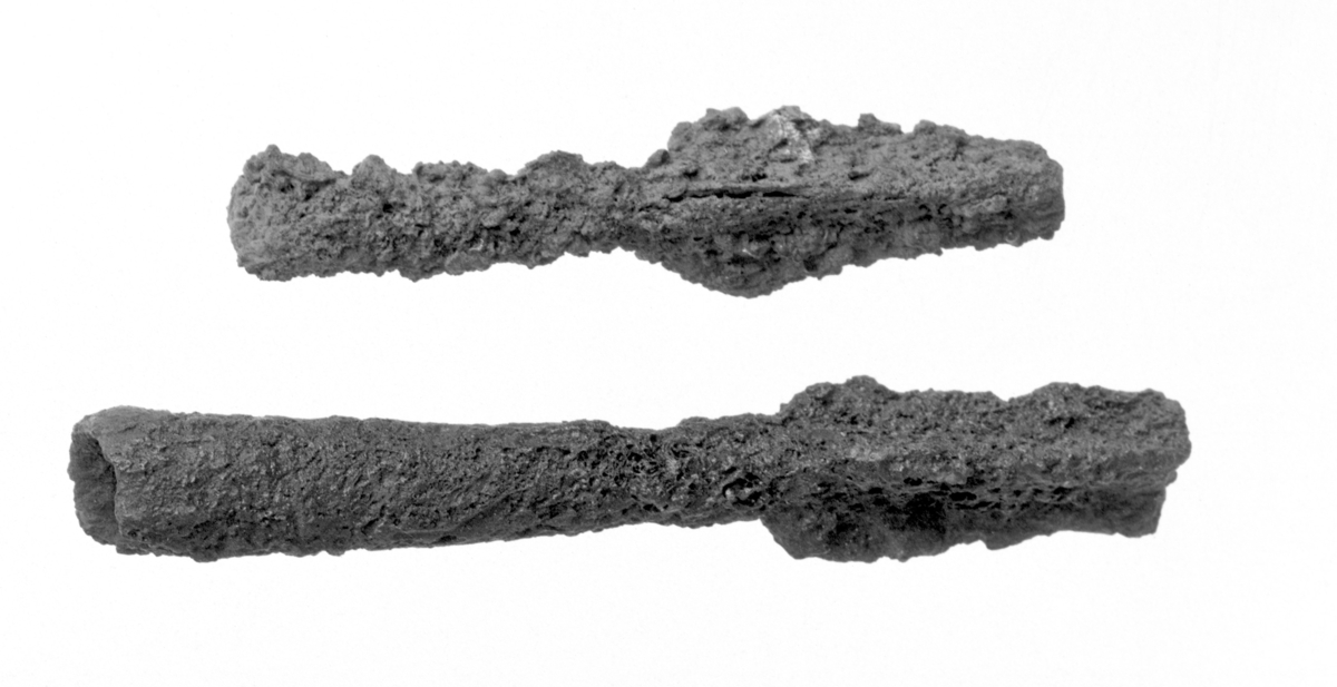 To tre-eggete pilspisser (Arms. kat.nr. 119), l.: 64 og 85 mm. 