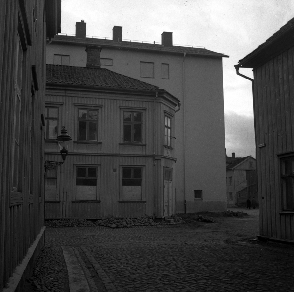 En gata i Jönköping håller på att stenbeläggas. Högar av gatsten ligger längs ena huskroppen.