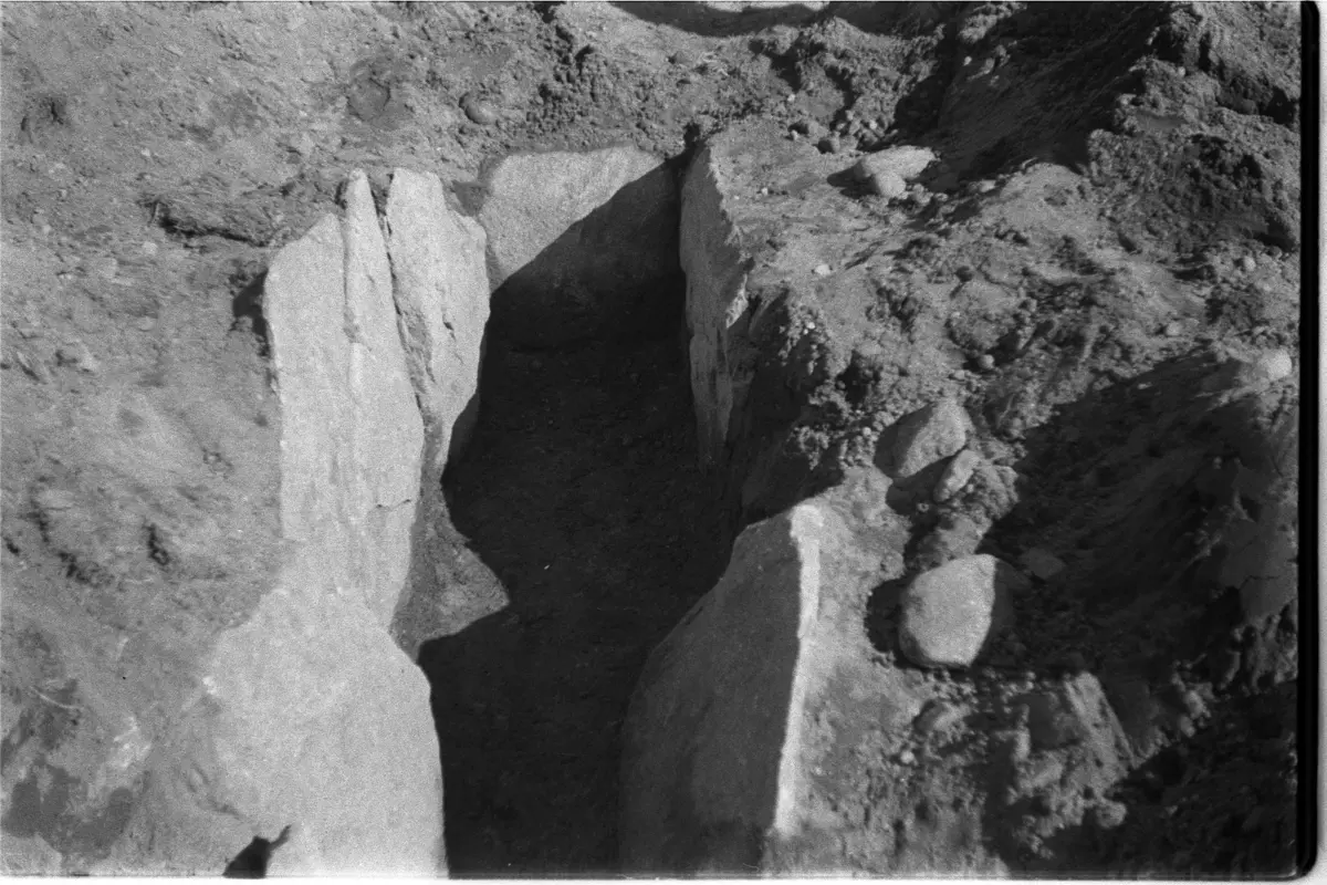 Gravkiste på Eikenes i Stryn. Gravens østende. - Universitetsmuseet i ...